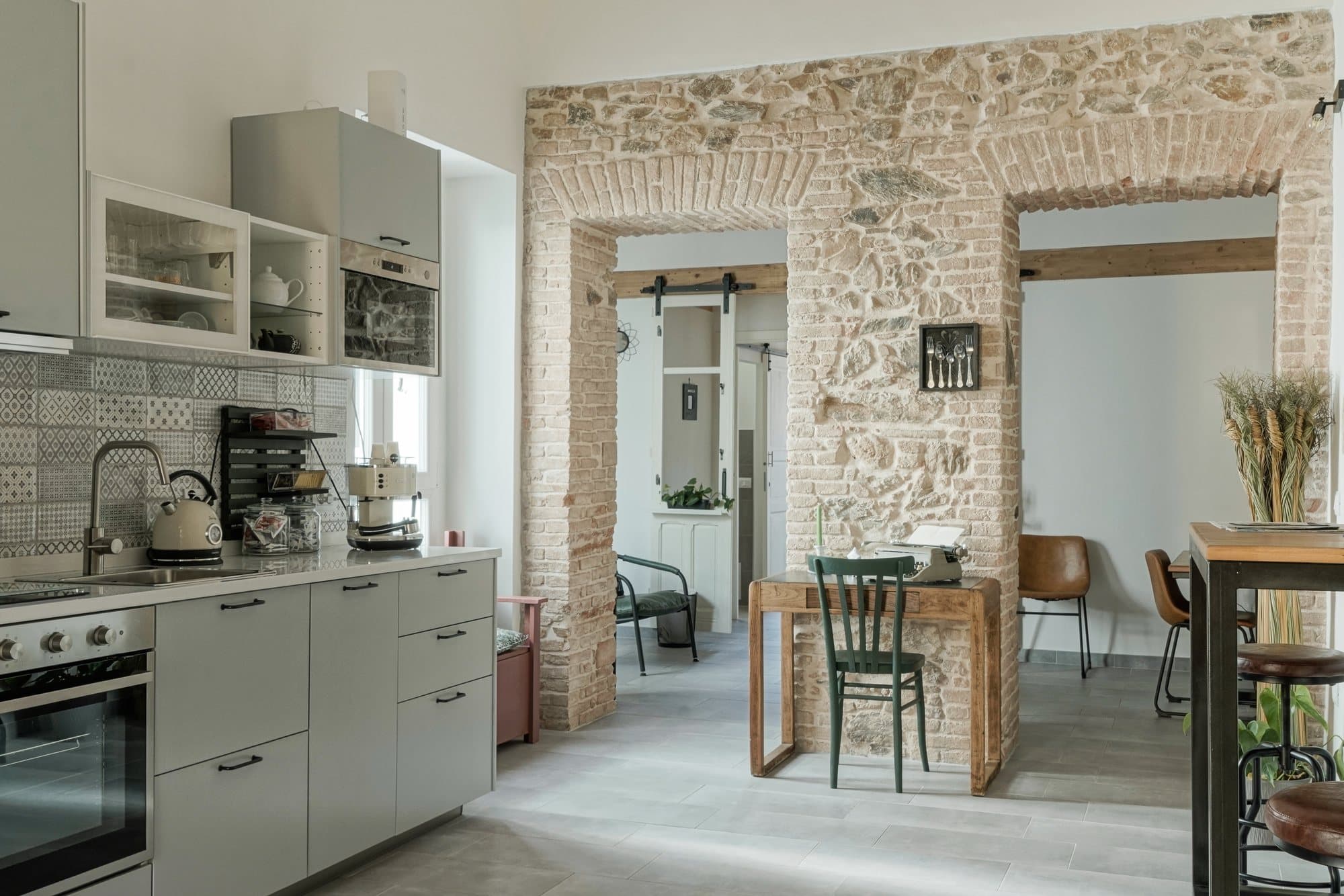 Kitchen at Vico Nobilioni framed by stone arches