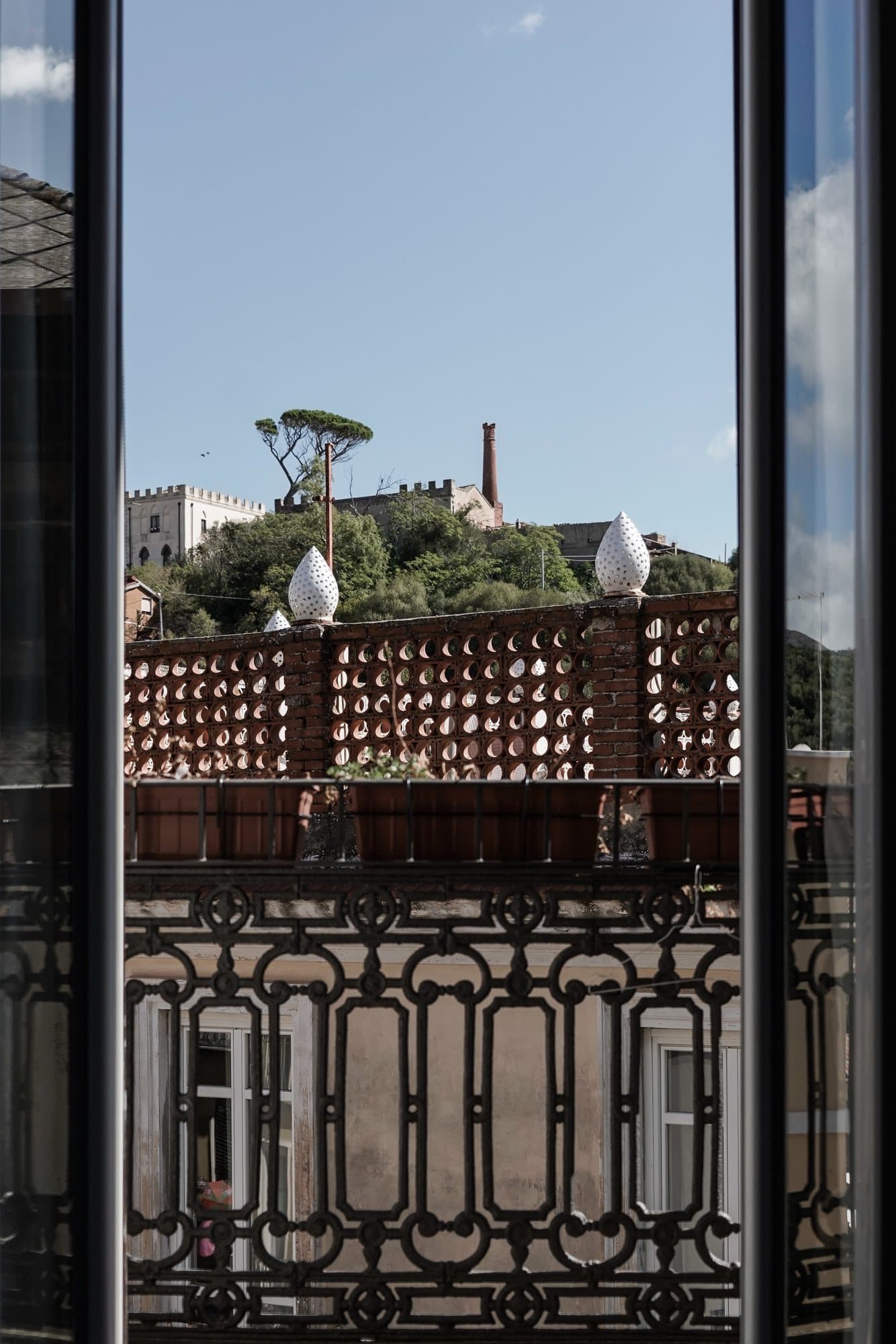 Kitchen at Vico Nobilioni framed by stone arches